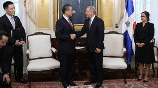 Presidente Danilo Medina recibe en el Palacio al canciller de China, Wang Yi