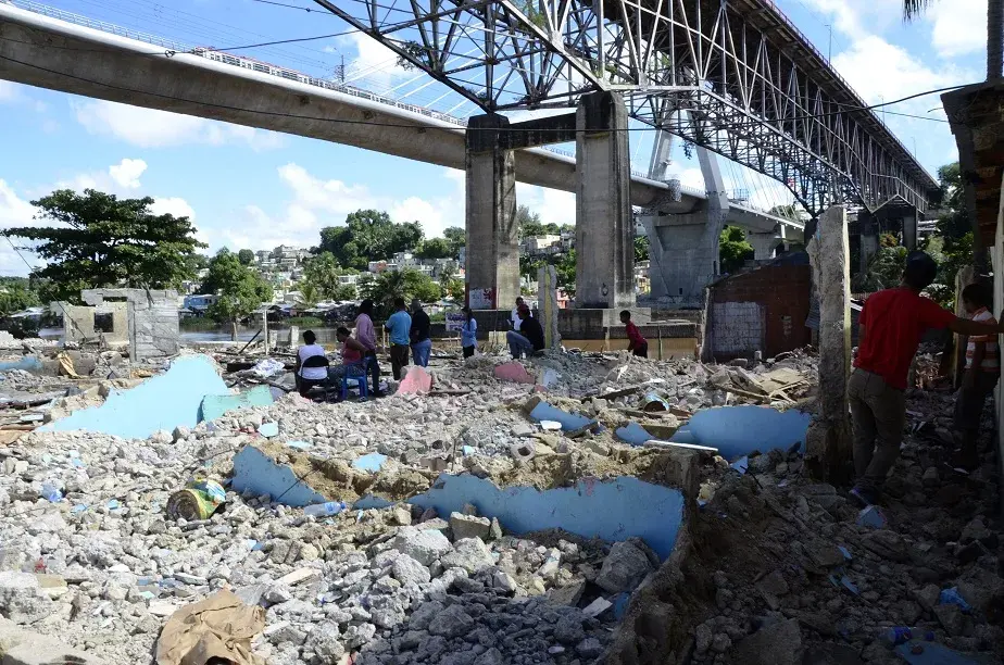 Moradores de Los Guandules  protestan contra desalojos; Urbe denuncia hay quienes pretenden hacer trampas