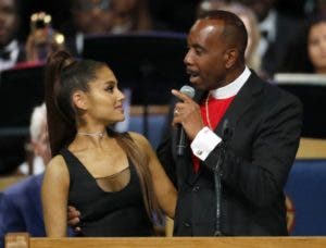 Obispo roza el pecho de Ariana Grande en funeral de Aretha y desata polémica