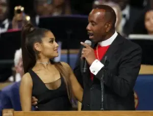 Obispo roza el pecho de Ariana Grande en funeral de Aretha y desata polémica