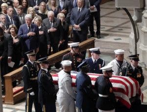 Familiares, expresidentes y amigos dan el último adiós a McCain en Washington