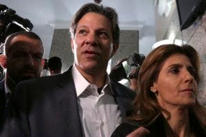 El candidato a la vicepresidencia de Brasil, Fernando Haddad, y su esposa Ana Estela llegan a un encuentro con la directiva del Partido de los Trabajadores, en Curitiba, el martes 11 de septiembre de 2018. (AP Foto/Eraldo Peres)