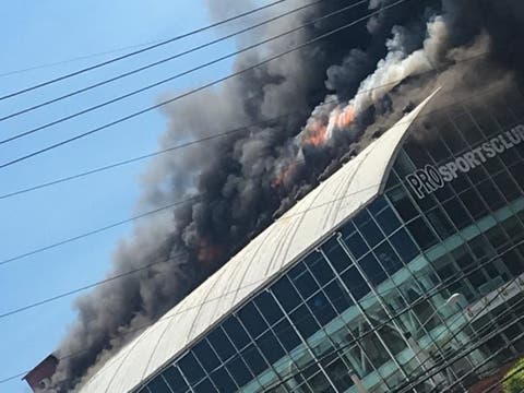 Incendio afecta las instalaciones del gimnasio Sport Club en la autopista de San Isidro