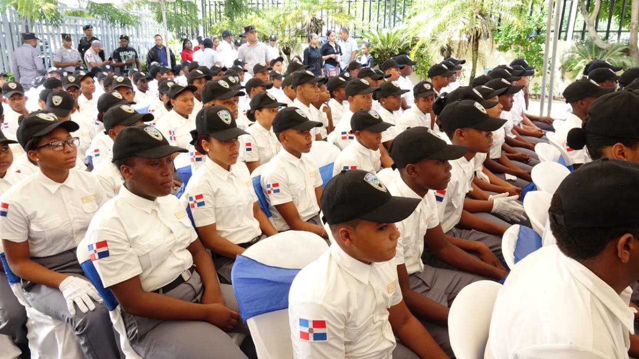 Gradúan 260 policías juveniles comunitarios en Villa  Mella