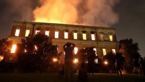 Incendio en el Museo Nacional de Brasil en Río: las impresionantes imágenes de las llamas consumiendo el edificio