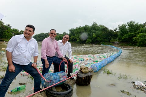 Instalan primera biobarda en Río Nigua para recolectar desechos sólidos