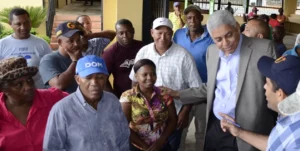 Nelson Guillén  con mercaderes que  insistían en  que se inicie la puesta en función del centro.
