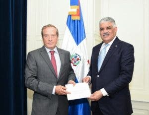 Canciller Miguel Vargas recibe copias de estilo de embajador de Francia en RD