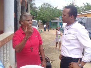 Milton Morrison escucha las quejas de una señora en Las Casitas de San Luis.