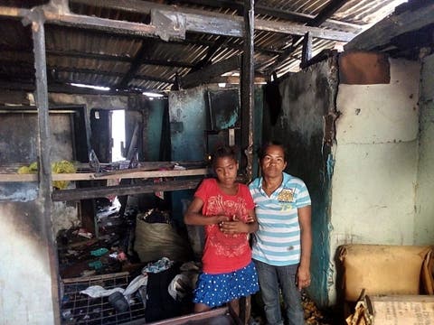 Madre soltera de cinco hijos clama por ayuda para reconstruir vivienda le destruyó un incendio