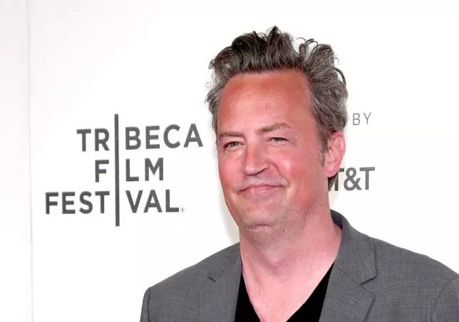 Muere la estrella de la serie “Friends” Matthew Perry a los 54 años ahogado en un jacuzzi