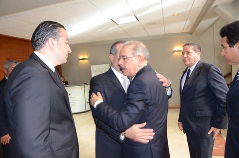En funeraria, presidente Danilo Medina expresa pesar a familiares César Medina y Fernando Rainieri