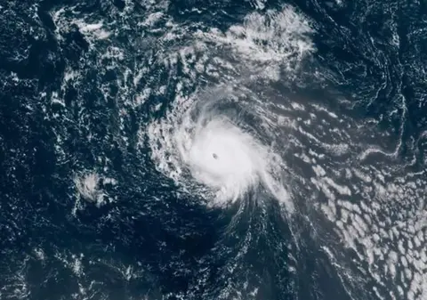 Huracán Florence y tormentas Isaac y Helene avanzan por aguas del Atlántico