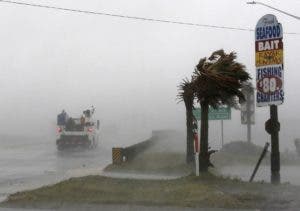 Vientos y lluvia de Florence comienzan a azotar a Carolinas