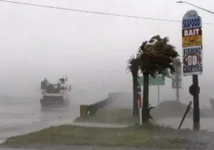 Vientos y lluvia de Florence comienzan a azotar a Carolinas