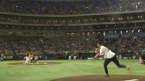 Stephen Curry lanzó la primera bola en un juego del béisbol japonés