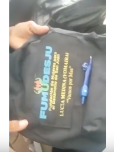 Suplidor dice fue un error entrega de mochilas a Lucía Medina con logo de Educación