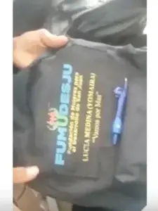 Suplidor dice fue un error entrega de mochilas a Lucía Medina con logo de Educación