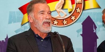 Atacan con una patada voladora a Arnold Schwarzenegger en Sudáfrica