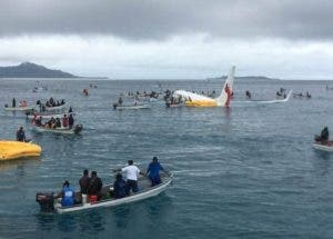 Las espectaculares imágenes del avión que terminó en un lago de Micronesia