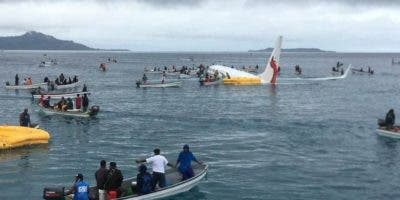 Las espectaculares imágenes del avión que terminó en un lago de Micronesia