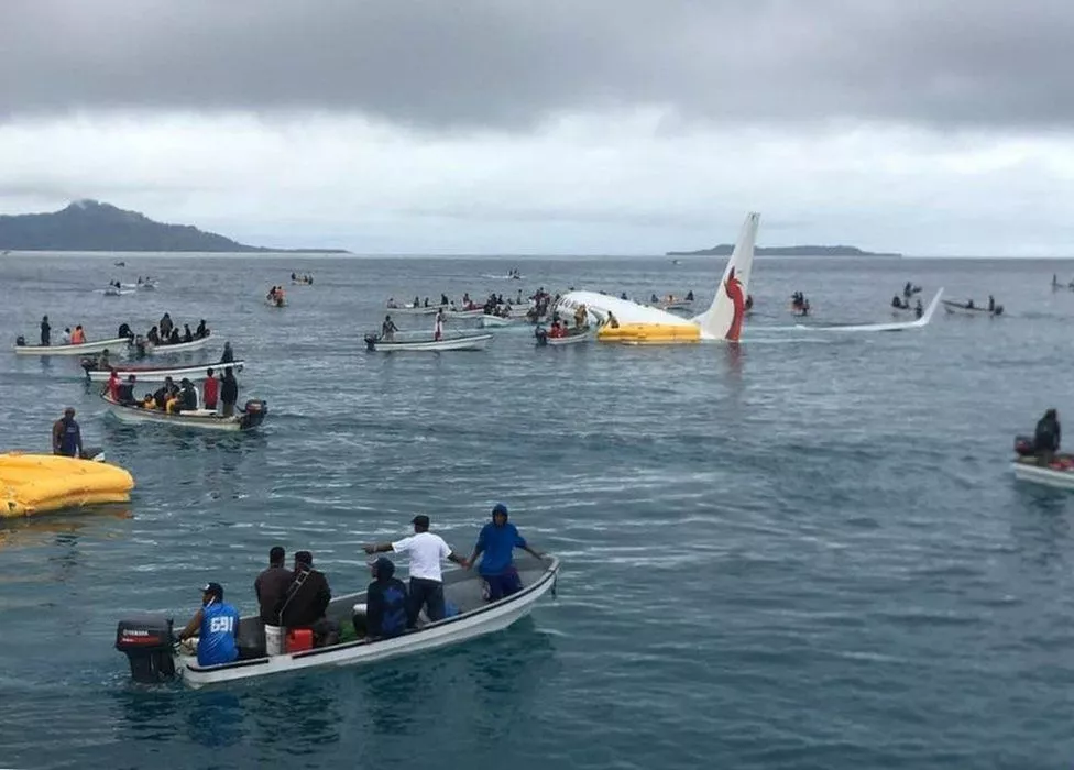 Las espectaculares imágenes del avión que terminó en un lago de Micronesia