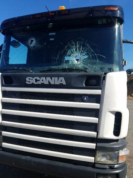 Empresa TDC denuncia desaprensivos atacan a pedradas camiones llenos de combustibles en Circunvalación SD