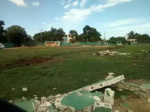 Desconocidos destruyeron estadio de béisbol en Respaldo Los Tres Ojos