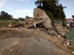 Los individuos utilizaron un bulldozer para destruir las instalaciones. 