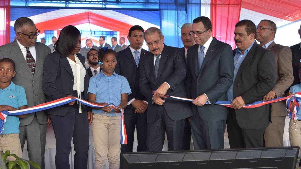 Presidente Danilo Medina entrega un Centro Educativo en Elías Piña