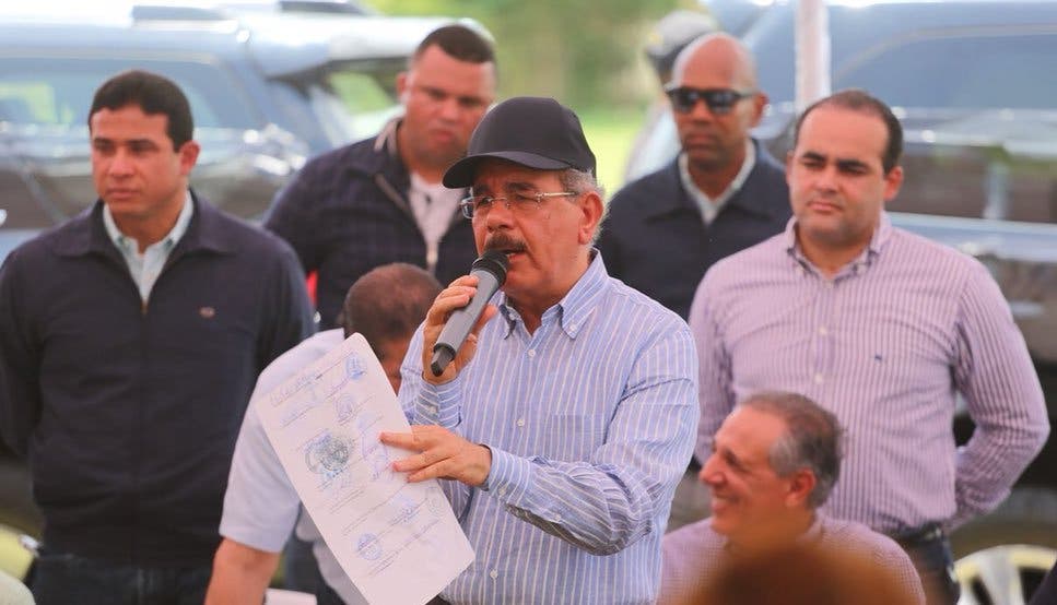 Danilo Medina promete apoyo a tabacaleros y cooperativa de mujeres de Tábara Arriba