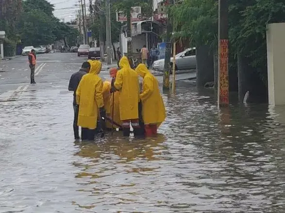 Brigadas de Obras Públicas retiran plásticos y desperdicios de las alcantarillas en Distrito Nacional