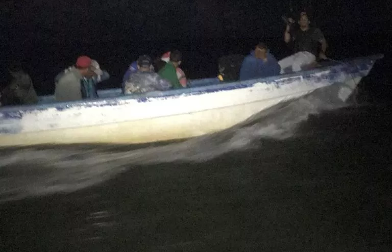 Armada intercepta embarcación con 14 personas que pretendían ir de manera ilegal a Puerto Rico