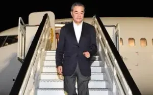 Llega a República Dominicana el canciller de China Wang Yi