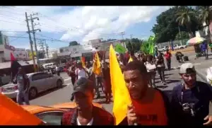 Grupos estudiantiles protestan en la UASD en rechazo al aumento del pasaje y alza combustibles