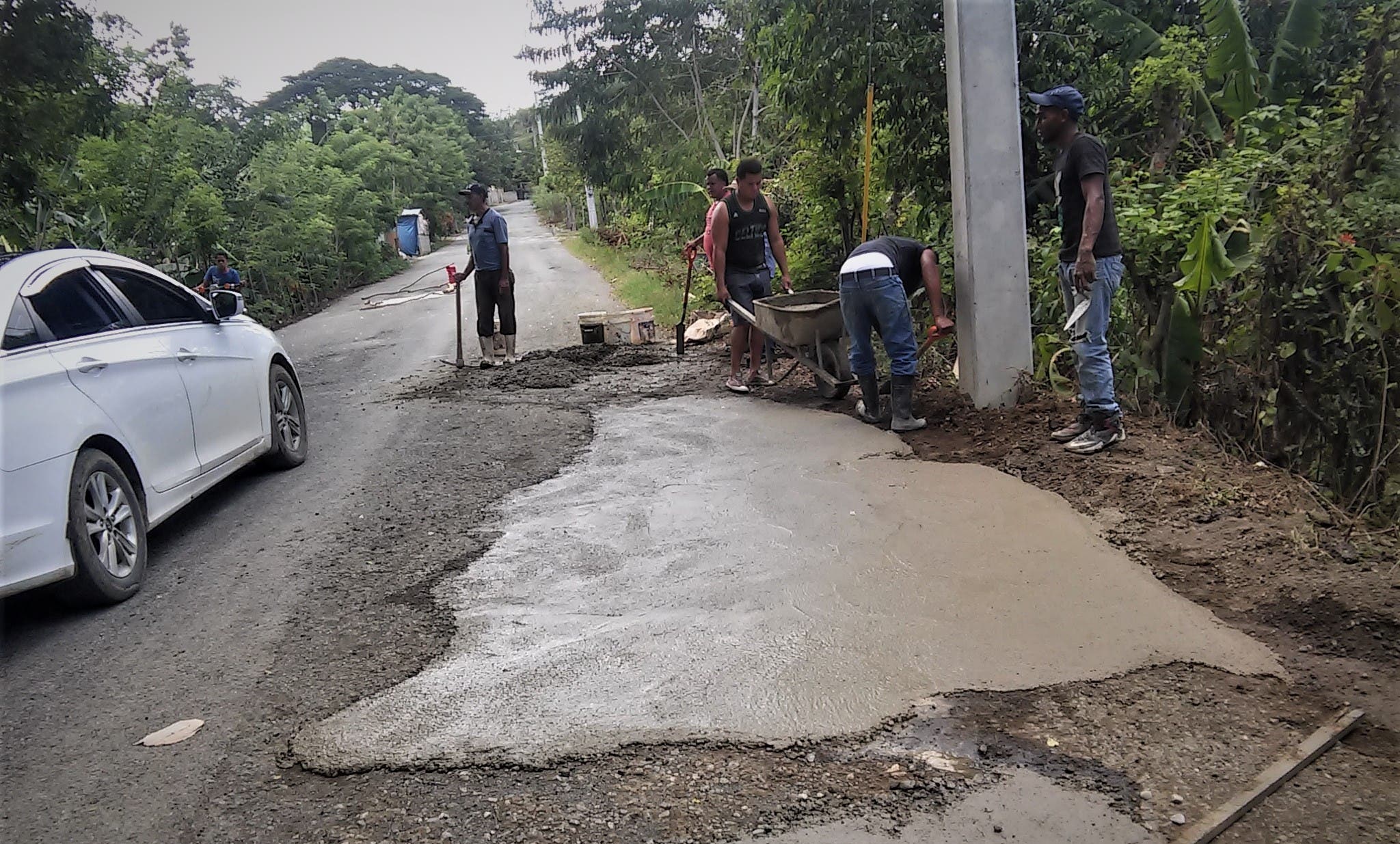 Comunitarios de Los Hidalgos hacen colecta para tapar hoyos en carretera