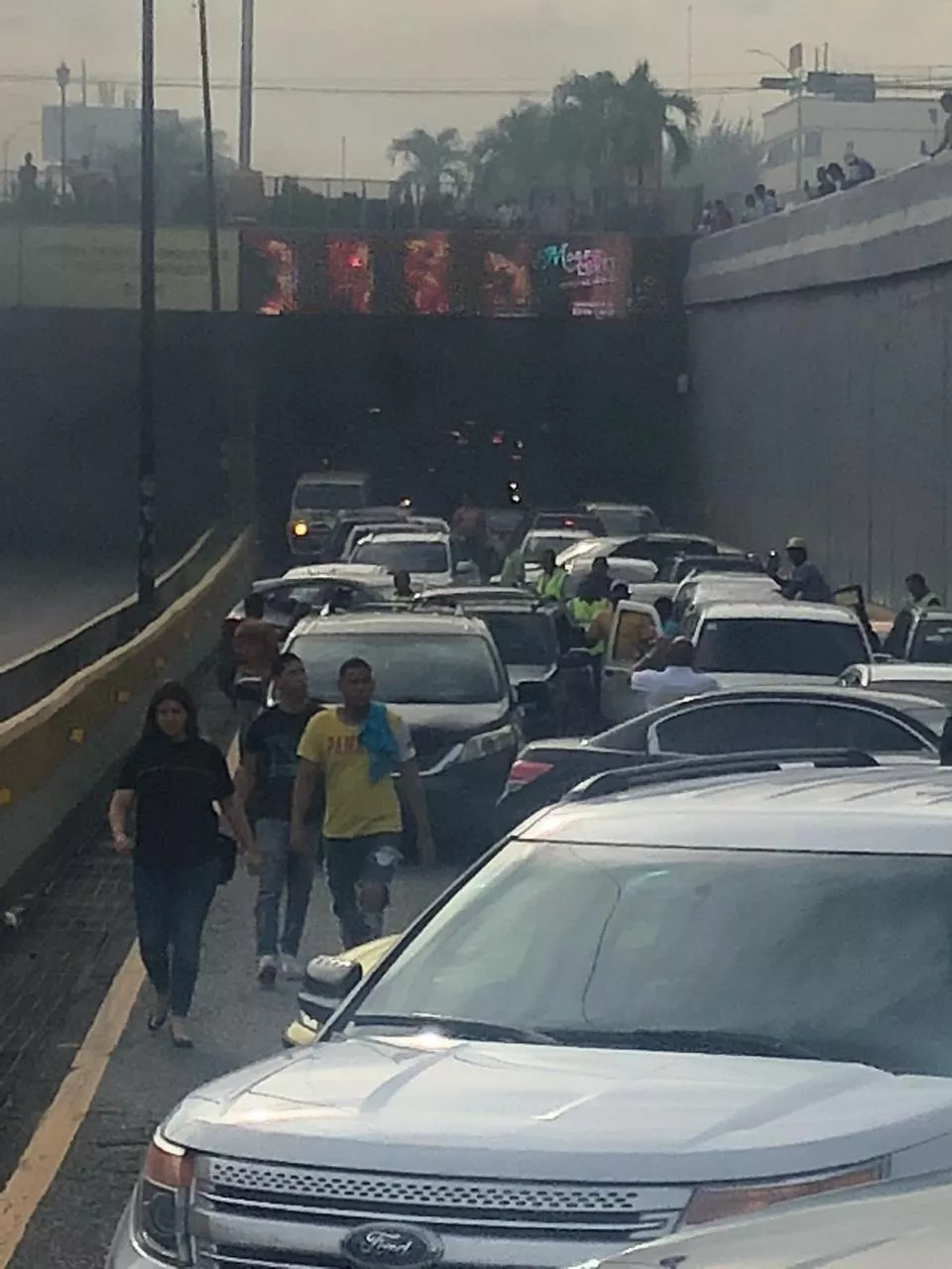 Se incendia vehículo dentro del túnel de Las Américas