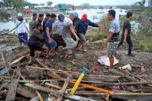 Aumentan a 385 los muertos y 540 heridos por los seísmos y el tsunami en Indonesia