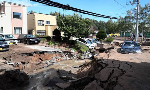 Al menos 9 muertos en fuerte terremoto que colapsa el norte de Japón