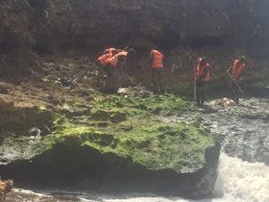 Obras Públicas continúa retirando desechos del Malecón de Santo Domingo