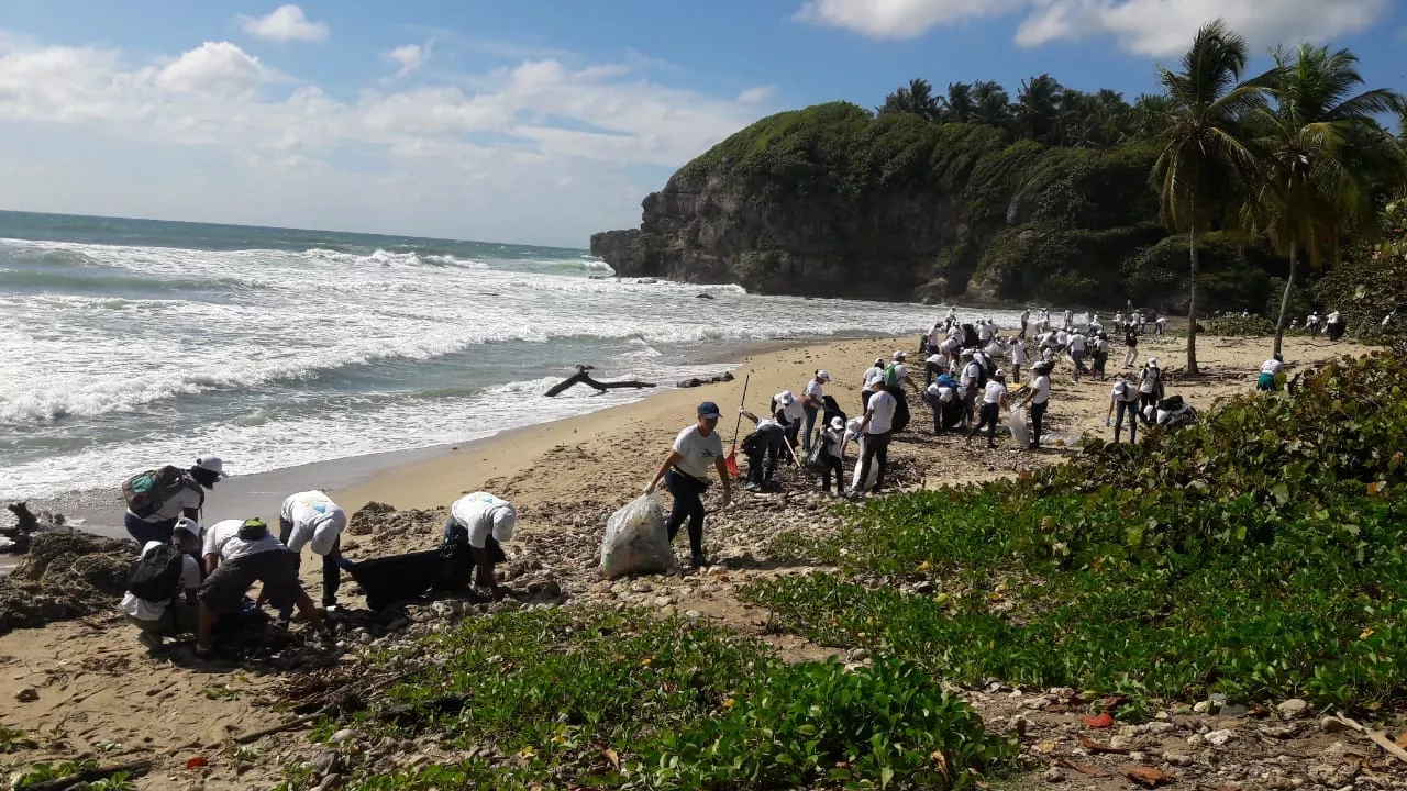 Retiran toneladas de basura de la playa Najayo, San Cristóbal