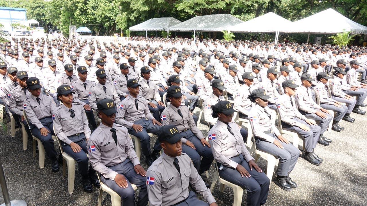 437 jóvenes son juramentados como rasos de la Policía Nacional