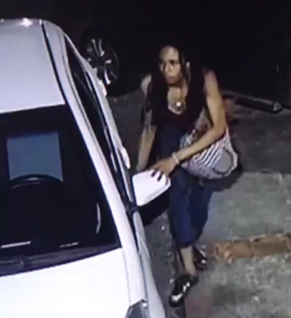 Video muestra cómo mujer roba retrovisores a vehículo estacionado en Los Prados