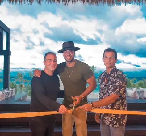 Entre amigos e invitados Romeo Santos inaugura “The Kings Villa” en Hard Rock Hotel
