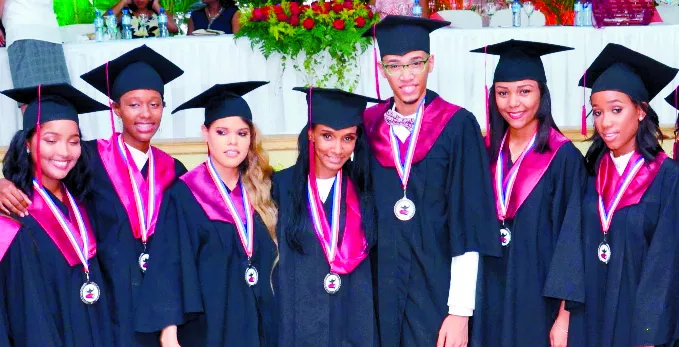 Colegio La Hora de Dios gradúa 65 bachilleres