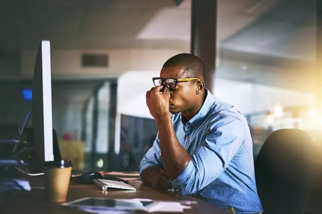 Los verdaderos efectos (para tu salud y tu productividad) de trabajar muchas horas al día