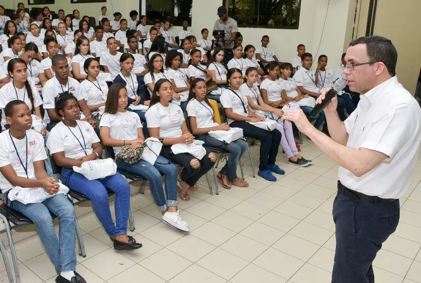 Navarro discutirá temas con estudiantes del país