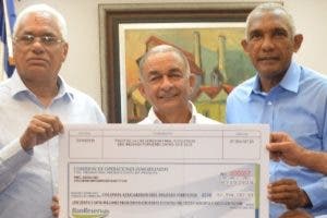 Colonos reciben pago de RD$57.3 millones