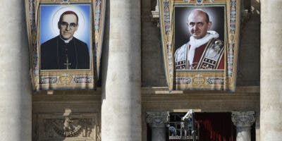 Papa inicia canonización de Romero y Pablo VI