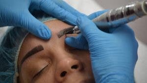 Micropigmentación es un tintado de cejas más natural a menor riesgo